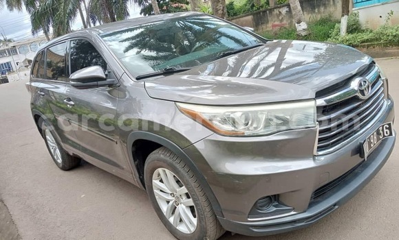 Sayi Na hannu Toyota Highlander Brown Mota in Douala a Ƙasar Kamaru