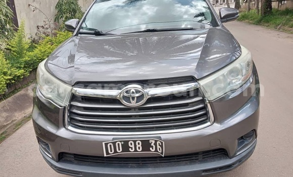Sayi Na hannu Toyota Highlander Brown Mota in Douala a Ƙasar Kamaru Sayi Na hannu Toyota Highlander Brown Mota in Douala a Ƙasar Kamaru