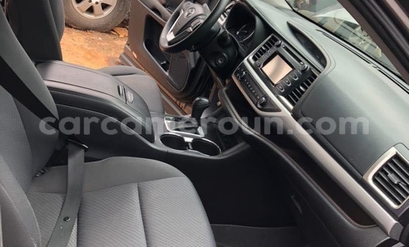 Sayi Na hannu Toyota Highlander Brown Mota in Douala a Ƙasar Kamaru Sayi Na hannu Toyota Highlander Brown Mota in Douala a Ƙasar Kamaru