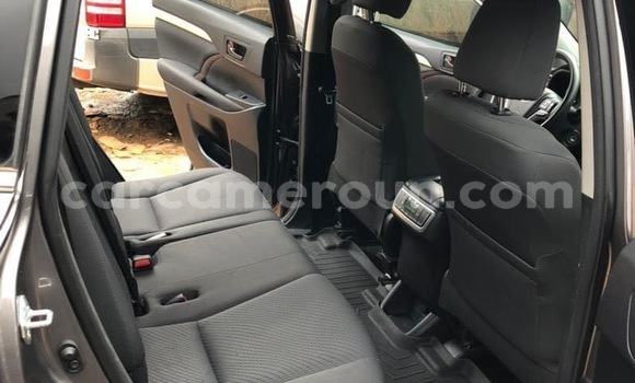 Sayi Na hannu Toyota Highlander Brown Mota in Douala a Ƙasar Kamaru Sayi Na hannu Toyota Highlander Brown Mota in Douala a Ƙasar Kamaru