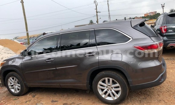 Sayi Na hannu Toyota Highlander Brown Mota in Douala a Ƙasar Kamaru Sayi Na hannu Toyota Highlander Brown Mota in Douala a Ƙasar Kamaru