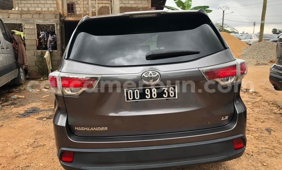 Sayi Na hannu Toyota Highlander Brown Mota in Douala a Ƙasar Kamaru Sayi Na hannu Toyota Highlander Brown Mota in Douala a Ƙasar Kamaru