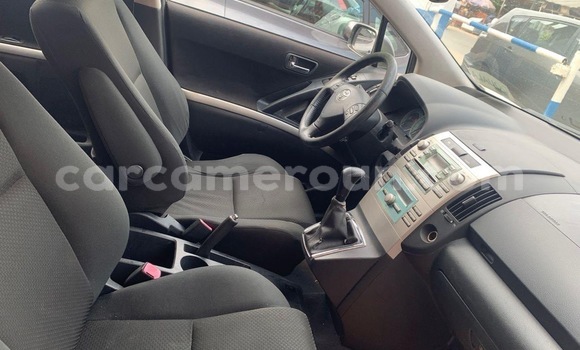 Sayi Na hannu Toyota Corolla Verso Azurfa Mota in Douala a Ƙasar Kamaru Sayi Na hannu Toyota Corolla Verso Azurfa Mota in Douala a Ƙasar Kamaru