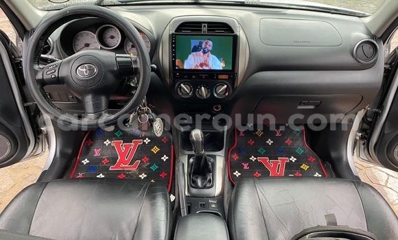 Sayi Na hannu Toyota RAV4 Azurfa Mota in Douala a Ƙasar Kamaru Sayi Na hannu Toyota RAV4 Azurfa Mota in Douala a Ƙasar Kamaru