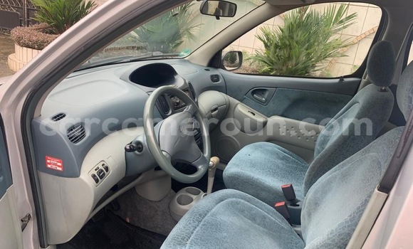 Sayi Imported Toyota Yaris Verso Azurfa Mota in Douala a Ƙasar Kamaru Sayi Imported Toyota Yaris Verso Azurfa Mota in Douala a Ƙasar Kamaru