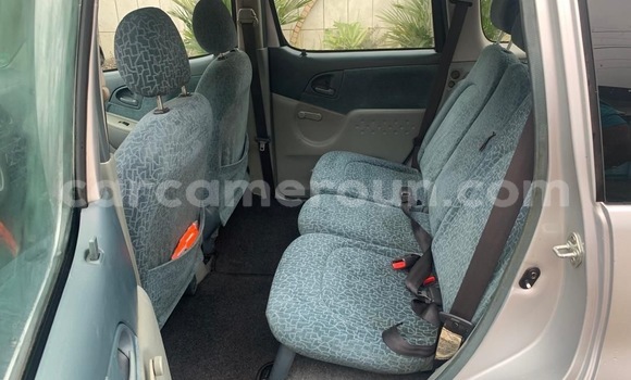 Sayi Imported Toyota Yaris Verso Azurfa Mota in Douala a Ƙasar Kamaru Sayi Imported Toyota Yaris Verso Azurfa Mota in Douala a Ƙasar Kamaru