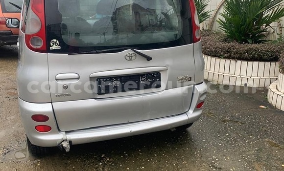 Sayi Imported Toyota Yaris Verso Azurfa Mota in Douala a Ƙasar Kamaru Sayi Imported Toyota Yaris Verso Azurfa Mota in Douala a Ƙasar Kamaru