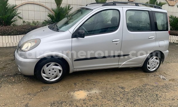 Sayi Imported Toyota Yaris Verso Azurfa Mota in Douala a Ƙasar Kamaru Sayi Imported Toyota Yaris Verso Azurfa Mota in Douala a Ƙasar Kamaru