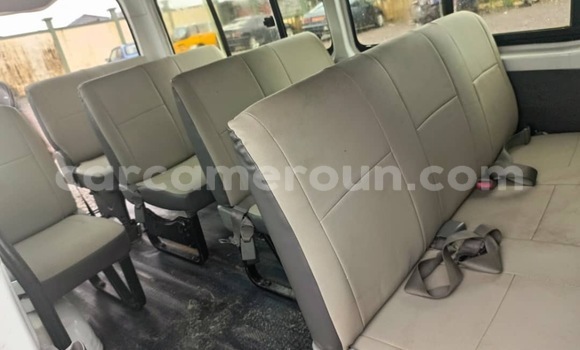 Sayi Na hannu Toyota Hiace White Mota in Douala a Ƙasar Kamaru Sayi Na hannu Toyota Hiace White Mota in Douala a Ƙasar Kamaru