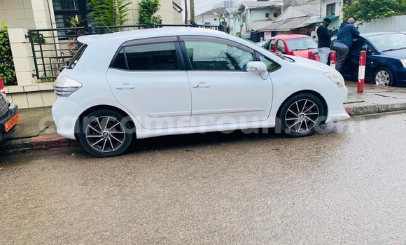 Sayi Sabo Toyota Blade White Mota in Douala a Ƙasar Kamaru Sayi Sabo Toyota Blade White Mota in Douala a Ƙasar Kamaru