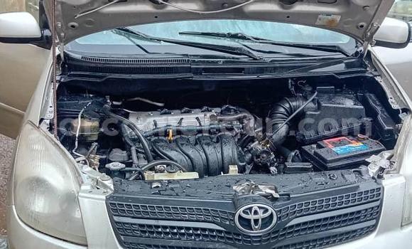 Sayi Na hannu Toyota Corolla Verso Azurfa Mota in Douala a Ƙasar Kamaru Sayi Na hannu Toyota Corolla Verso Azurfa Mota in Douala a Ƙasar Kamaru