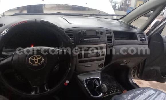 Sayi Na hannu Toyota Corolla Verso Azurfa Mota in Douala a Ƙasar Kamaru Sayi Na hannu Toyota Corolla Verso Azurfa Mota in Douala a Ƙasar Kamaru