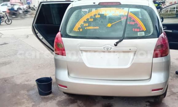 Sayi Na hannu Toyota Corolla Verso Azurfa Mota in Douala a Ƙasar Kamaru Sayi Na hannu Toyota Corolla Verso Azurfa Mota in Douala a Ƙasar Kamaru