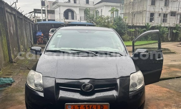 Sayi Na hannu Toyota Auris Black Mota in Douala a Ƙasar Kamaru