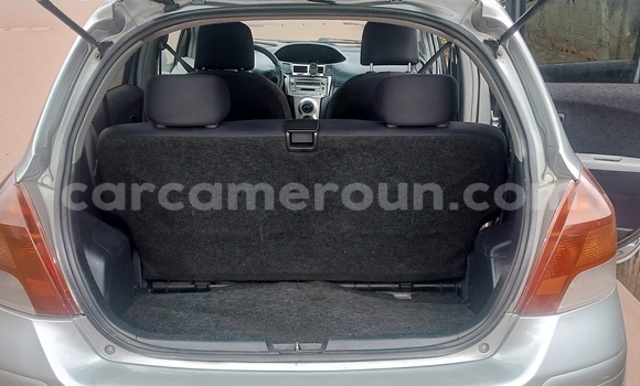 Sayi Na hannu Toyota Vitz Azurfa Mota in Yaounde a Babban Kamaru