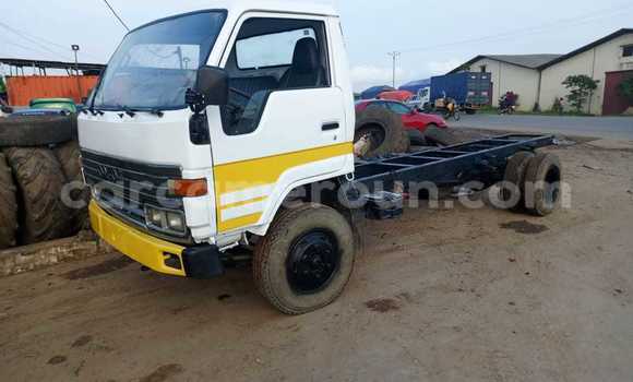Sayi Imported Toyota Dyna Sauran Babbar mota in Douala a Ƙasar Kamaru