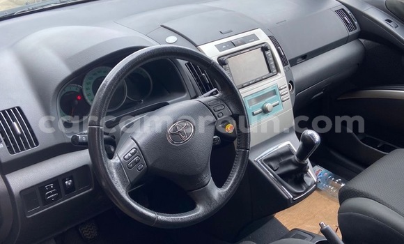 Sayi Imported Toyota Corolla Azurfa Mota in Douala a Ƙasar Kamaru Sayi Imported Toyota Corolla Azurfa Mota in Douala a Ƙasar Kamaru