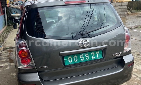 Sayi Imported Toyota Corolla Azurfa Mota in Douala a Ƙasar Kamaru Sayi Imported Toyota Corolla Azurfa Mota in Douala a Ƙasar Kamaru