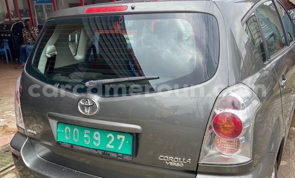 Sayi Imported Toyota Corolla Azurfa Mota in Douala a Ƙasar Kamaru Sayi Imported Toyota Corolla Azurfa Mota in Douala a Ƙasar Kamaru