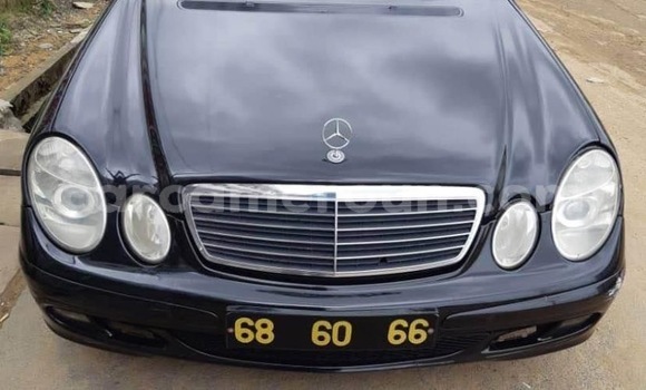 Sayi Na hannu Mercedes‒Benz E–Class Black Mota in Douala a Ƙasar Kamaru