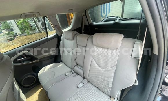 Sayi Na hannu Toyota RAV4 Black Mota in Douala a Ƙasar Kamaru Sayi Na hannu Toyota RAV4 Black Mota in Douala a Ƙasar Kamaru