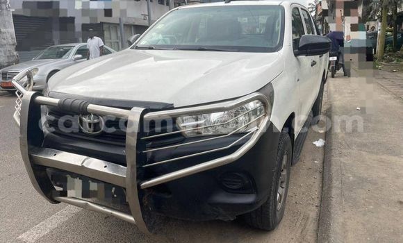 Sayi Na hannu Toyota Hilux White Mota in Douala a Ƙasar Kamaru