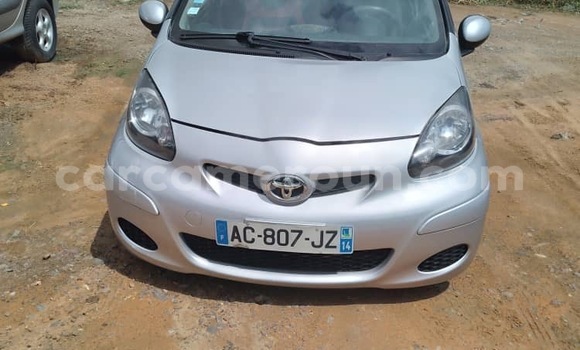 Sayi Imported Toyota Aygo Azurfa Mota in Douala a Ƙasar Kamaru