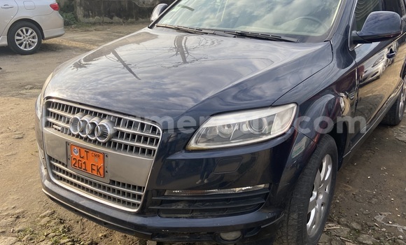 Sayi Na hannu Audi Q7 Blue Mota in Douala a Ƙasar Kamaru