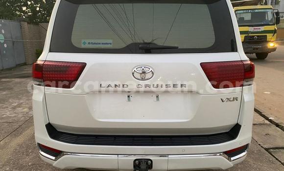 Sayi Sabo Toyota Land Cruiser White Mota in Douala a Ƙasar Kamaru Sayi Sabo Toyota Land Cruiser White Mota in Douala a Ƙasar Kamaru