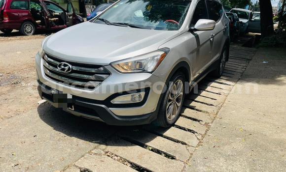 Sayi Imported Hyundai Santa Fe Azurfa Mota in Douala a Ƙasar Kamaru Sayi Imported Hyundai Santa Fe Azurfa Mota in Douala a Ƙasar Kamaru