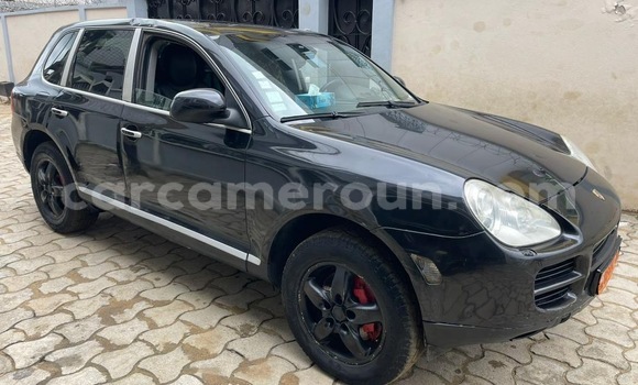Sayi Na hannu Porsche Cayenne Black Mota in Douala a Ƙasar Kamaru