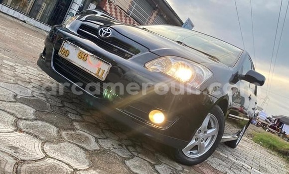Sayi Na hannu Toyota Corolla Azurfa Mota in Douala a Ƙasar Kamaru