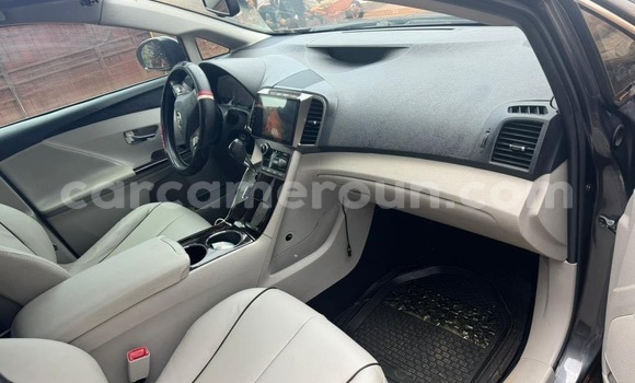 Sayi Na hannu Toyota Venza Azurfa Mota in Douala a Ƙasar Kamaru Sayi Na hannu Toyota Venza Azurfa Mota in Douala a Ƙasar Kamaru