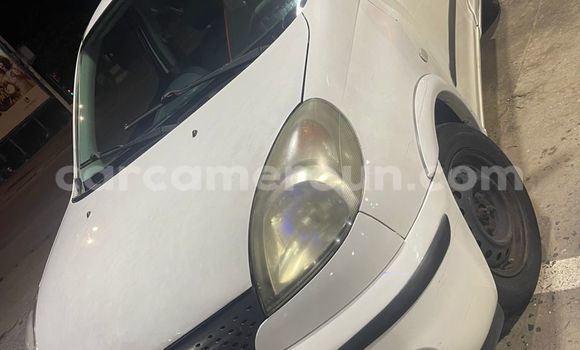 Sayi Na hannu Toyota Yaris Verso White Mota in Douala a Ƙasar Kamaru