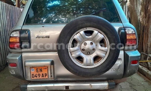 Sayi Sabo Toyota RAV4 Azurfa Mota in Yaounde a Babban Kamaru