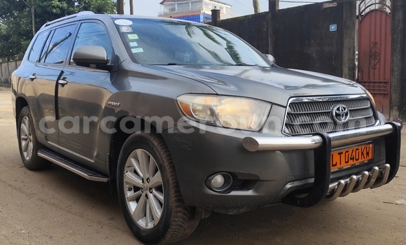 Sayi Na hannu Toyota Highlander Azurfa Mota in Douala a Ƙasar Kamaru