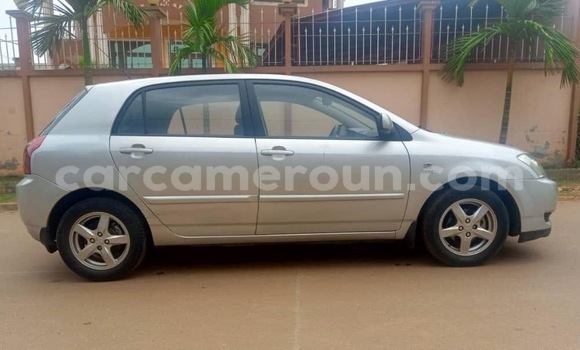 Sayi Na hannu Toyota Corolla Azurfa Mota in Yaounde a Babban Kamaru Sayi Na hannu Toyota Corolla Azurfa Mota in Yaounde a Babban Kamaru