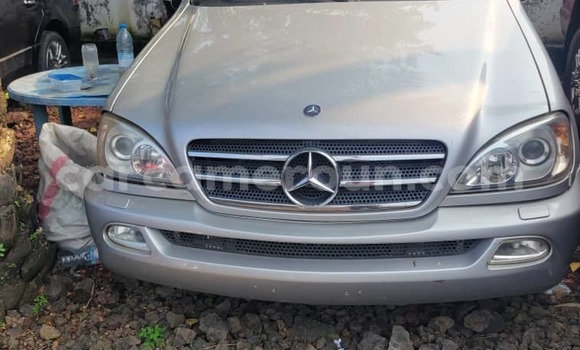 Sayi Na hannu Mercedes‒Benz ML–Class Azurfa Mota in Douala a Ƙasar Kamaru Sayi Na hannu Mercedes‒Benz ML–Class Azurfa Mota in Douala a Ƙasar Kamaru