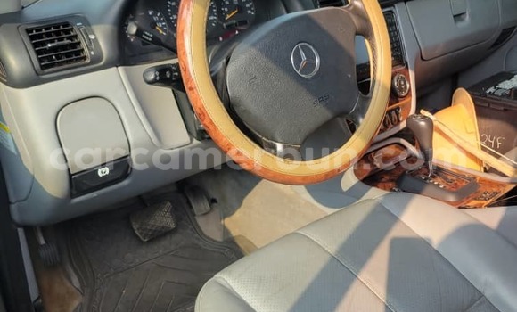 Sayi Na hannu Mercedes‒Benz ML–Class Azurfa Mota in Douala a Ƙasar Kamaru Sayi Na hannu Mercedes‒Benz ML–Class Azurfa Mota in Douala a Ƙasar Kamaru