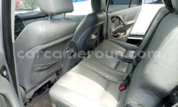 Sayi Na hannu Mercedes‒Benz ML–Class Azurfa Mota in Douala a Ƙasar Kamaru Sayi Na hannu Mercedes‒Benz ML–Class Azurfa Mota in Douala a Ƙasar Kamaru