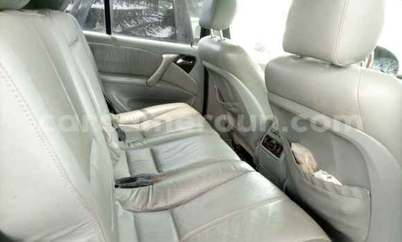 Sayi Na hannu Mercedes‒Benz ML–Class Azurfa Mota in Douala a Ƙasar Kamaru Sayi Na hannu Mercedes‒Benz ML–Class Azurfa Mota in Douala a Ƙasar Kamaru