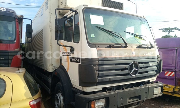 Sayi Na hannu Mercedes‒Benz 1824 M Babbar mota in Douala a Ƙasar Kamaru Sayi Na hannu Mercedes‒Benz 1824 M Babbar mota in Douala a Ƙasar Kamaru