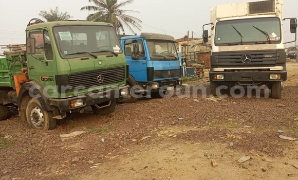 Sayi Na hannu Mercedes‒Benz 1824 M Babbar mota in Douala a Ƙasar Kamaru Sayi Na hannu Mercedes‒Benz 1824 M Babbar mota in Douala a Ƙasar Kamaru