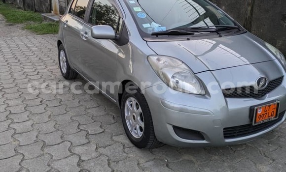 Sayi Na hannu Toyota Vitz Azurfa Mota in Douala a Ƙasar Kamaru