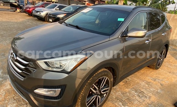 Sayi Imported Hyundai Santa Fe Sauran Mota in Douala a Ƙasar Kamaru