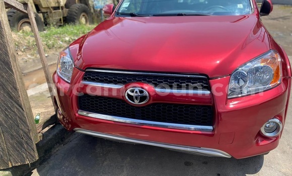 Sayi Na hannu Toyota RAV4 Red Mota in Douala a Ƙasar Kamaru Sayi Na hannu Toyota RAV4 Red Mota in Douala a Ƙasar Kamaru