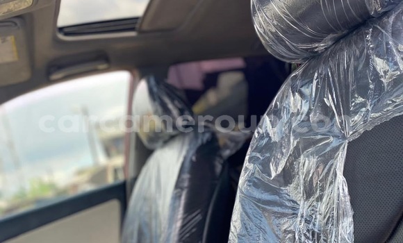 Sayi Na hannu Toyota RAV4 Red Mota in Douala a Ƙasar Kamaru Sayi Na hannu Toyota RAV4 Red Mota in Douala a Ƙasar Kamaru