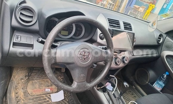 Sayi Na hannu Toyota RAV4 White Mota in Douala a Ƙasar Kamaru Sayi Na hannu Toyota RAV4 White Mota in Douala a Ƙasar Kamaru