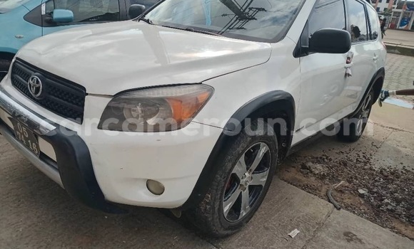 Sayi Na hannu Toyota RAV4 White Mota in Douala a Ƙasar Kamaru Sayi Na hannu Toyota RAV4 White Mota in Douala a Ƙasar Kamaru