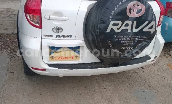 Sayi Na hannu Toyota RAV4 White Mota in Douala a Ƙasar Kamaru Sayi Na hannu Toyota RAV4 White Mota in Douala a Ƙasar Kamaru